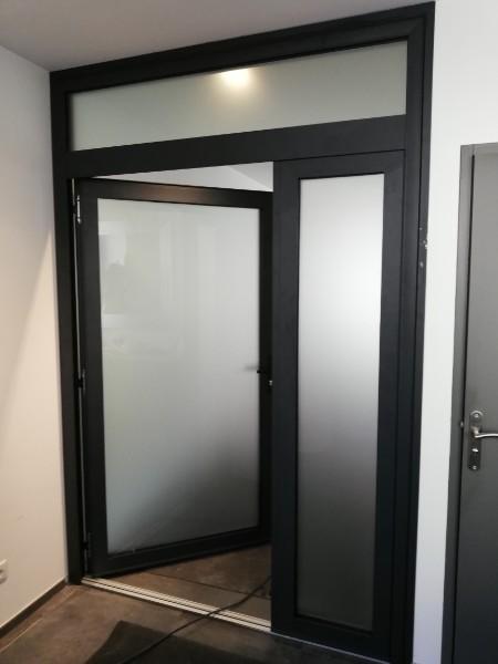 Installation d'un ensemble porte aluminium par votre menuisier d'extérieur MVM