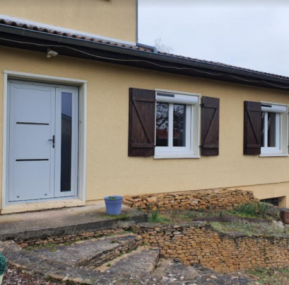 AU COEUR DU BEAUJOLAIS VILLA COMPLETE A RESTAURER - PORTE FENETRE VOLETS SOLAIRES