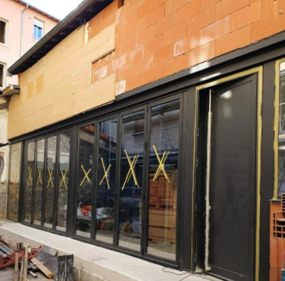 FERMETURE DE FACADE DE 8 M DE LARGE SUR 3M DE HAUT EN ALUMINIUM  - LOFT A VILLEURBANNE