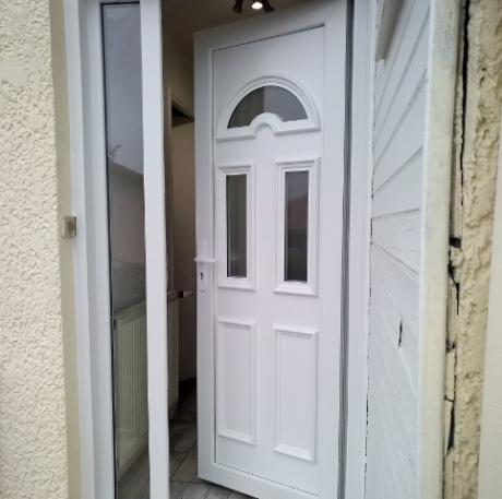 PORTE AU DESIGN TRADITIONNEL GAMME PVC THERMIQUE - SAINT LAURENT DE MURE PORTE AU DESIGN TRADITIONNEL GAMME PVC THERMIQUE - SAINT LAURENT DE MURE
