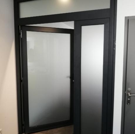Porte aluminium isolante à serrure et vitrage anti-effraction -LYON 3 Porte aluminium isolante à serrure et vitrage anti-effraction -LYON 3