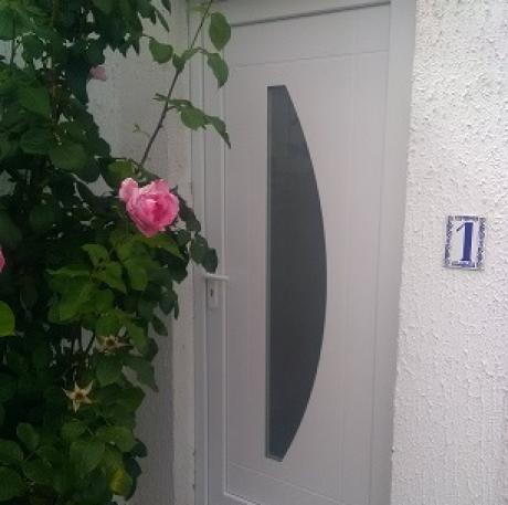 Porte d'entrée PVC blanche avec vitrage sécurit- DÉCINES MVM Menuisier Porte d'entrée PVC blanche avec vitrage sécurit- DÉCINES MVM Menuisier