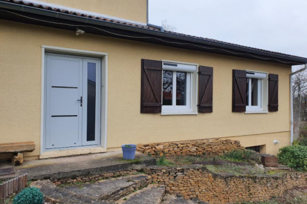 AU COEUR DU BEAUJOLAIS VILLA COMPLETE A RESTAURER - PORTE FENETRE VOLETS SOLAIRES