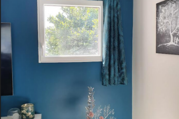 VOTRE FENETRE MVM UN PRODUIT DECORATIF SOURCE DE LUMINOSITÉ POUR VOS MURS COLLORÉS 