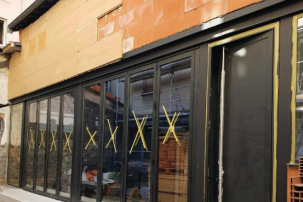 FERMETURE DE FACADE DE 8 M DE LARGE SUR 3M DE HAUT EN ALUMINIUM  - LOFT A VILLEURBANNE