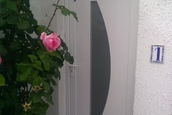 Porte d'entrée PVC blanche avec vitrage sécurit- DÉCINES MVM Menuisier