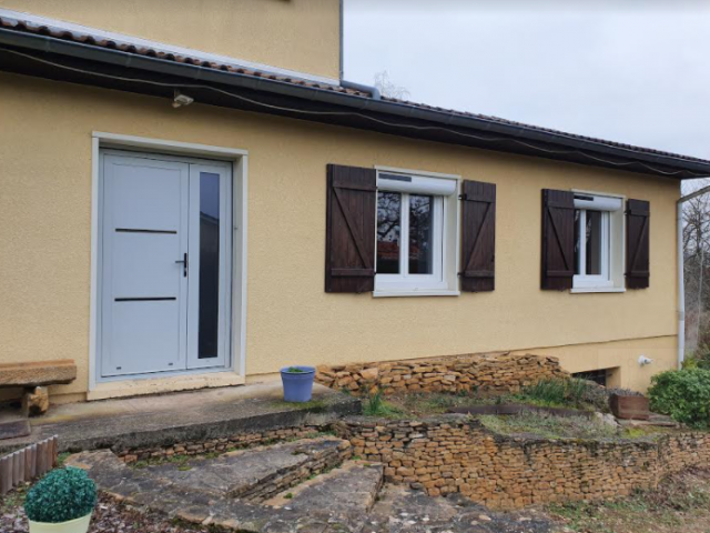 AU COEUR DU BEAUJOLAIS VILLA COMPLETE A RESTAURER - PORTE FENETRE VOLETS SOLAIRES