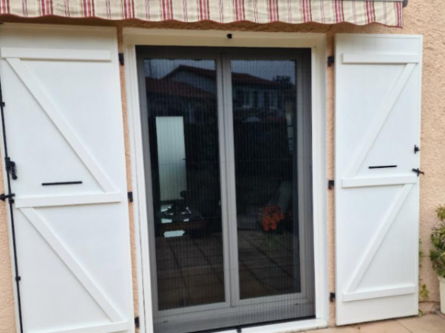 MOUSTIQUAIRE MVM MENUISIER GRANDE DIMENSION A BRIGNAIS  -ELEGANCE ET EFFICACITE