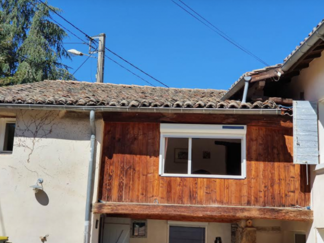 POSE DE VOLETS ROULANTS SOLAIRES SUR UN CORPS DE FERME A FRANCHEVILLE