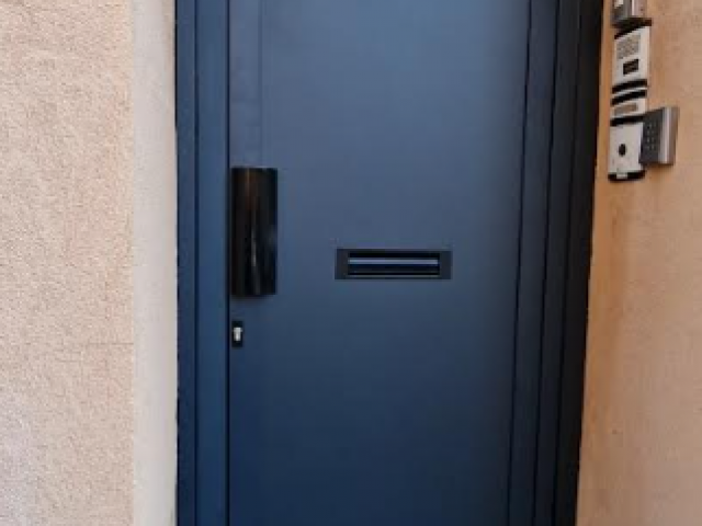 PORTE D' IMMEUBLE POUR COPROPRIETE A DIGICODE MVM menuisier - VILLEURBANNE