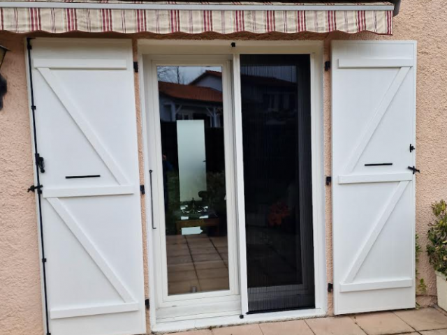 MOUSTIQUAIRE MVM MENUISIER GRANDE DIMENSION A BRIGNAIS  -ELEGANCE ET EFFICACITE