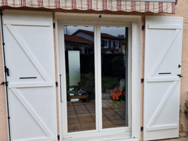 MOUSTIQUAIRE MVM MENUISIER GRANDE DIMENSION A BRIGNAIS  -ELEGANCE ET EFFICACITE