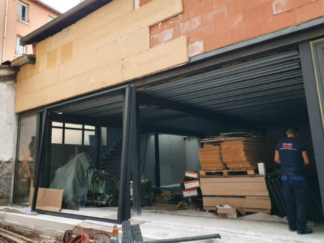 FERMETURE DE FACADE DE 8 M DE LARGE SUR 3M DE HAUT EN ALUMINIUM  - LOFT A VILLEURBANNE